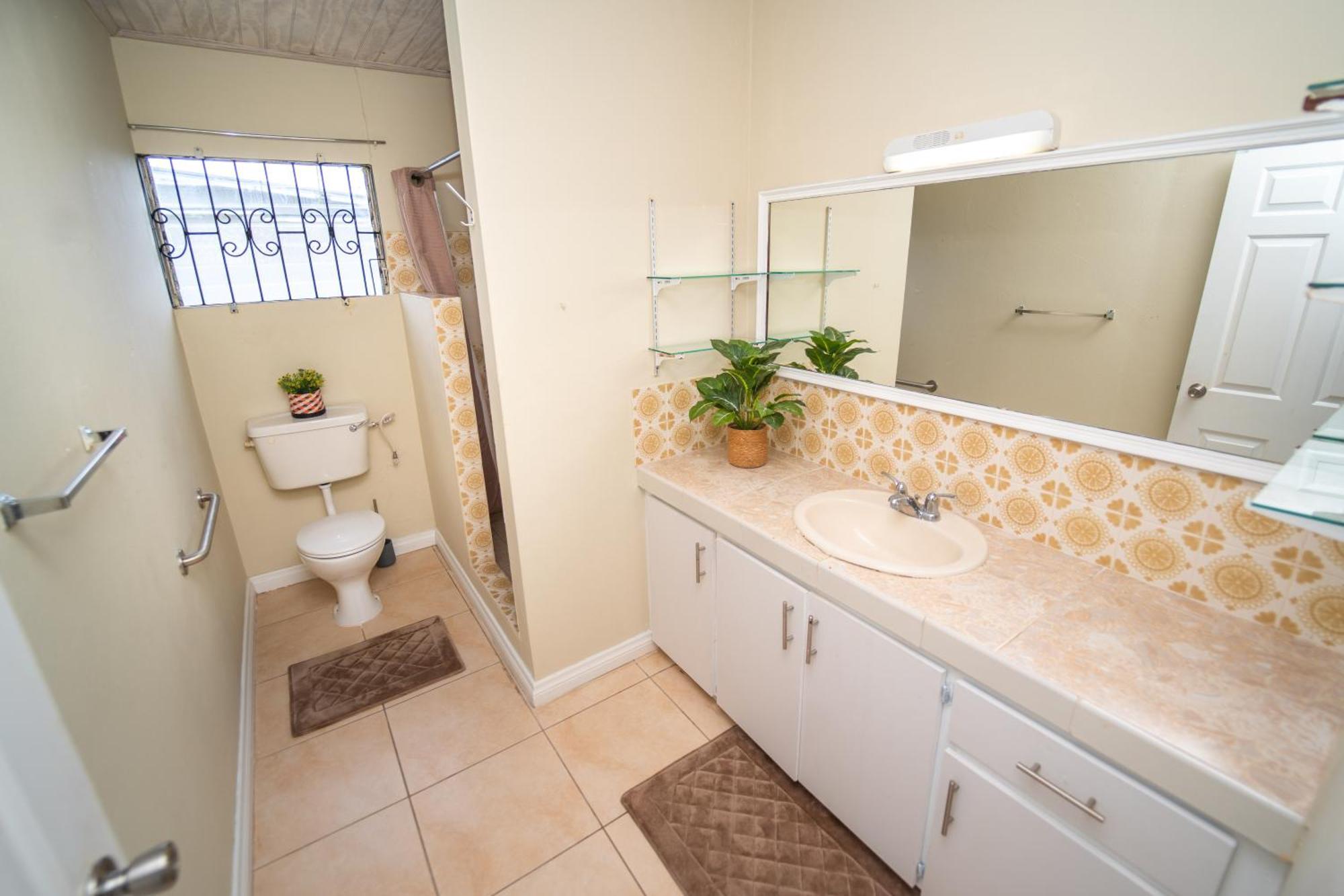 Spacious 3-Bedroom Home - Regency Park Бриджтаун Экстерьер фото